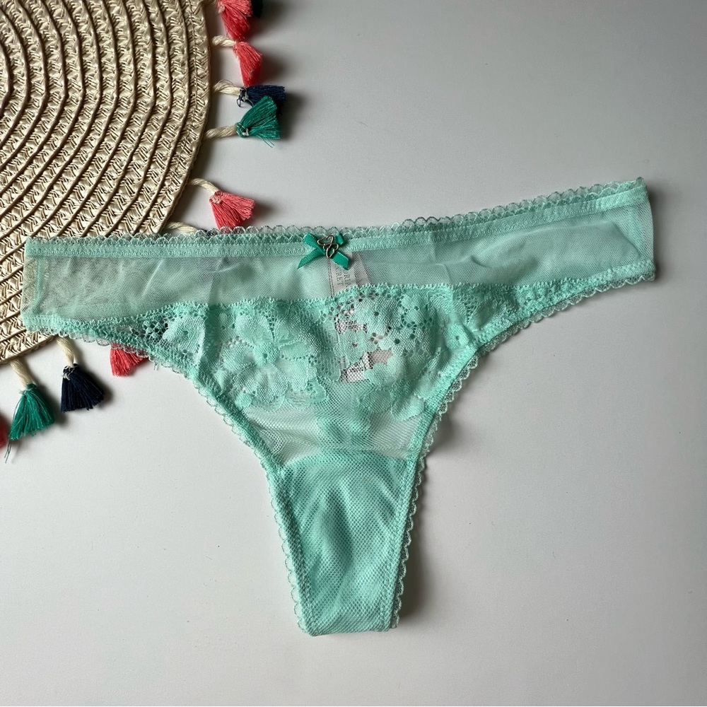 Victoria's Secret Body By Victoria Lace-Front Thong Panty Crème De Mint M NEW
